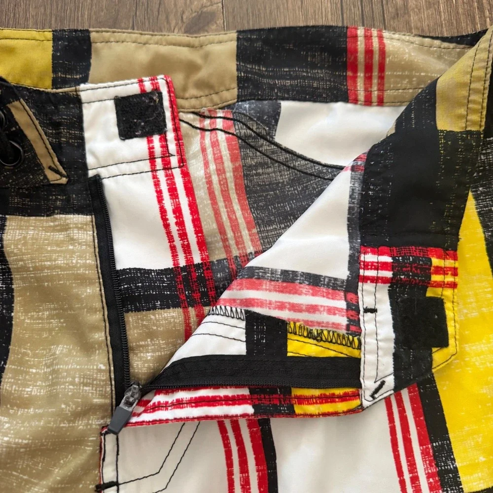 Volcom Board Shorts Mens 32 Yellow Plaid Cargo Pocket Swim Trunks Graphic Surf